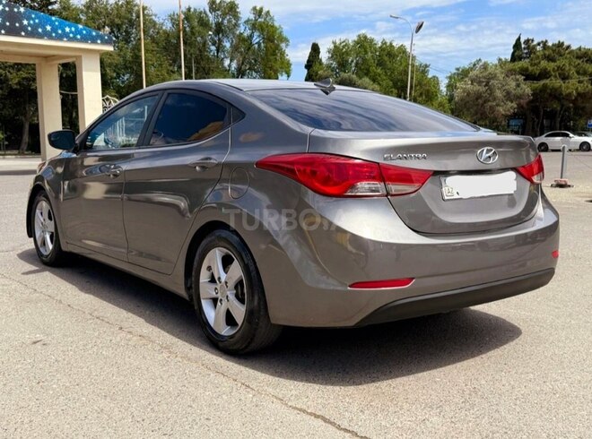 Hyundai Elantra-4
