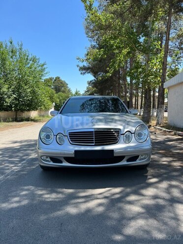 Mercedes E 240-1