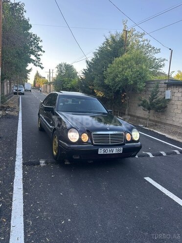 Mercedes E 280-1
