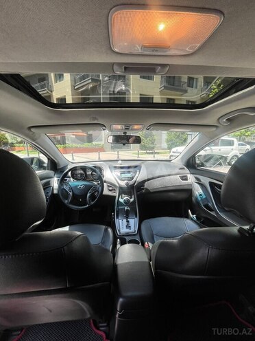 Hyundai Elantra-13