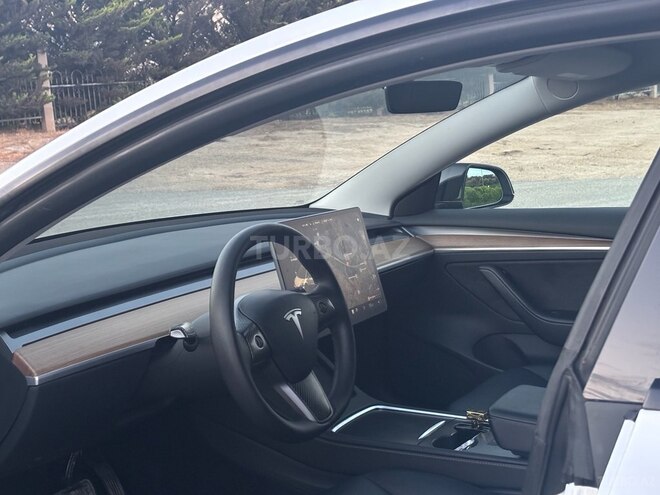 Tesla Model 3-9