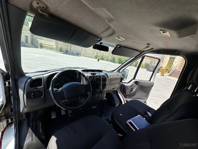 Ford Transit-13