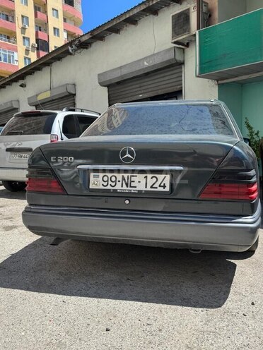 Mercedes E 200-13