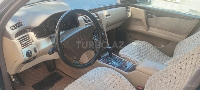 Mercedes E 280 4MATIC-5
