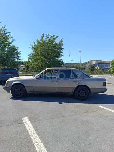 Mercedes E 220-11