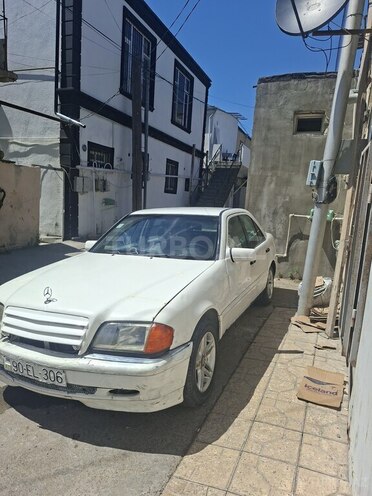 Mercedes 200-2