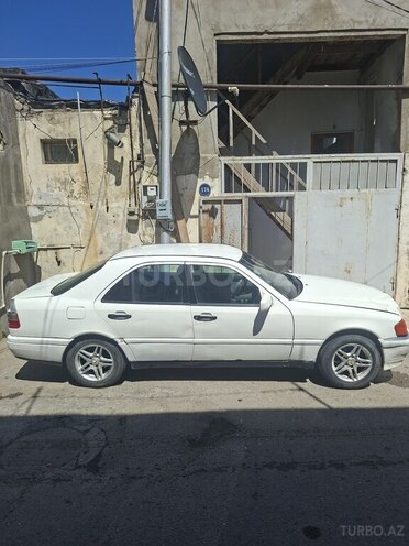 Mercedes 200-3