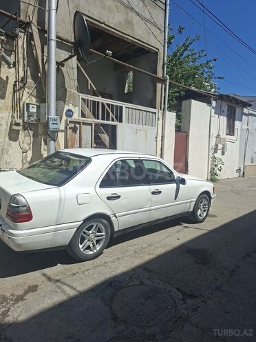 Mercedes 200-4