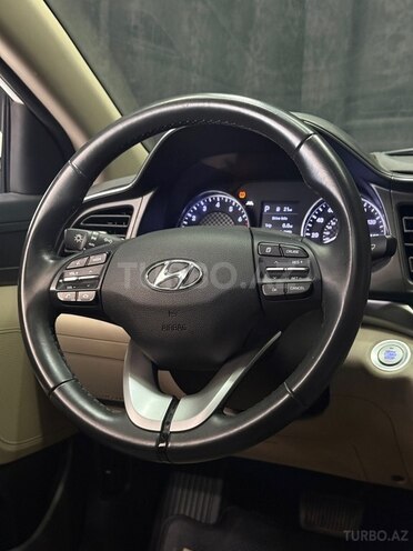 Hyundai Elantra-12