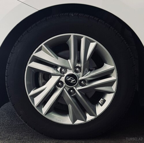 Hyundai Elantra-15