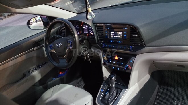 Hyundai Elantra-12