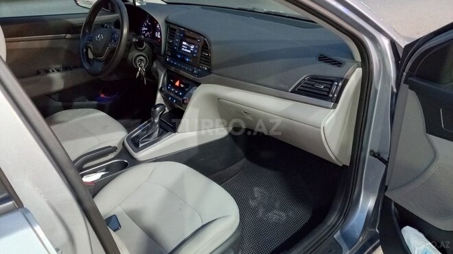 Hyundai Elantra-11