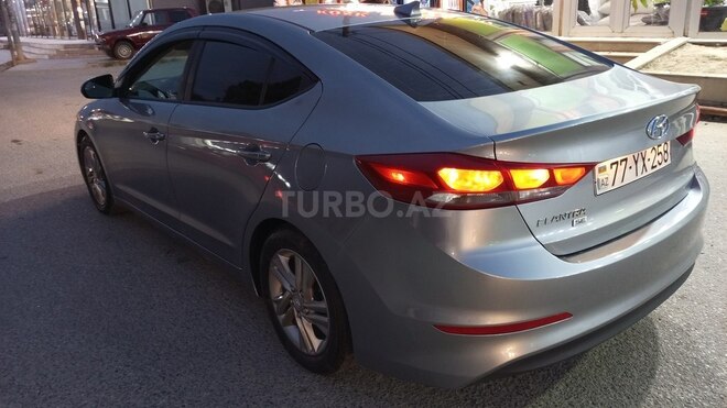 Hyundai Elantra-15
