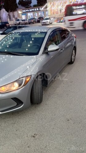 Hyundai Elantra-4