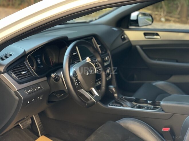 Hyundai Sonata-12