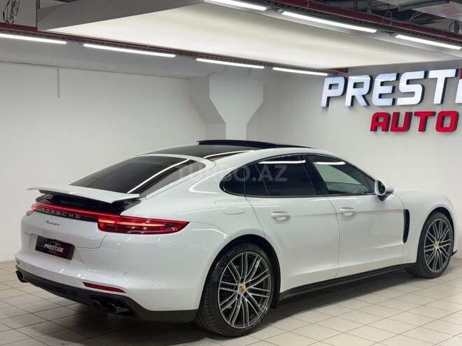 Porsche Panamera-4