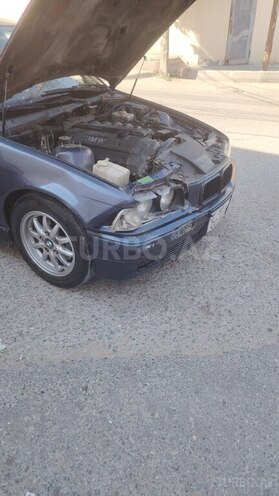 BMW 320-1