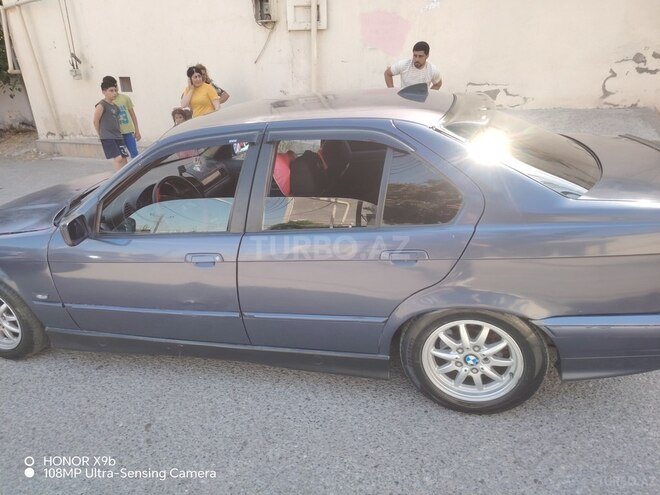 BMW 320-3