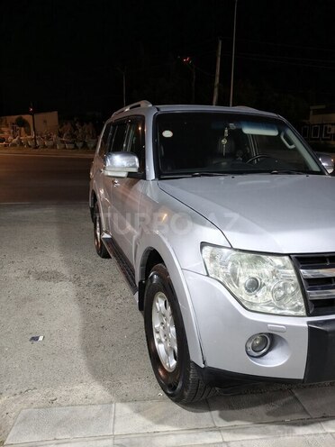 Mitsubishi Pajero-4