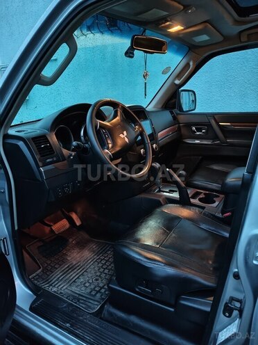 Mitsubishi Pajero-6