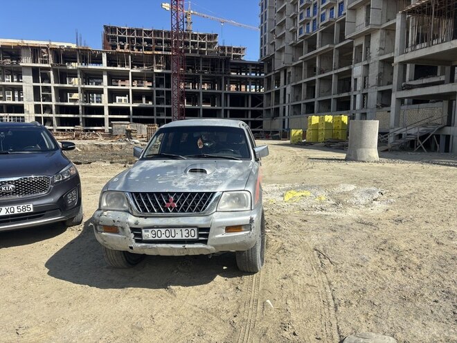 Mitsubishi L200-1