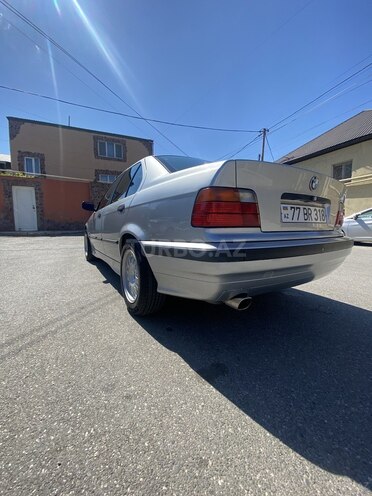 BMW 318-8