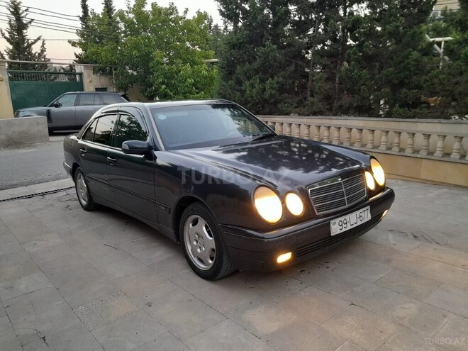 Mercedes E 220-1