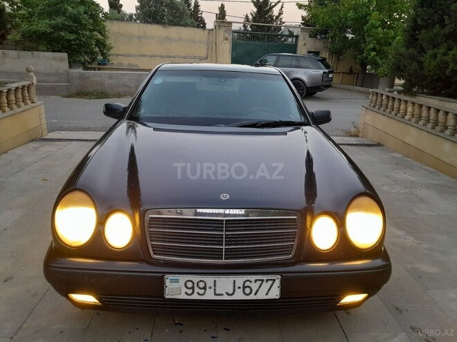 Mercedes E 220-11
