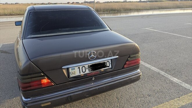 Mercedes 220 E-2
