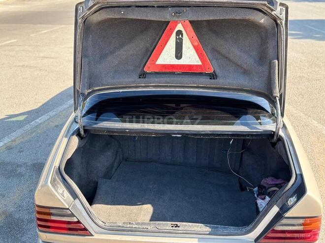 Mercedes 200 D-8