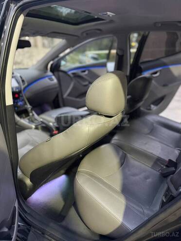 Hyundai Elantra-12