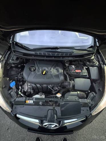 Hyundai Elantra-13