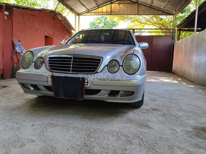 Mercedes E 220-1