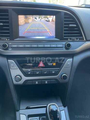 Hyundai Elantra-12