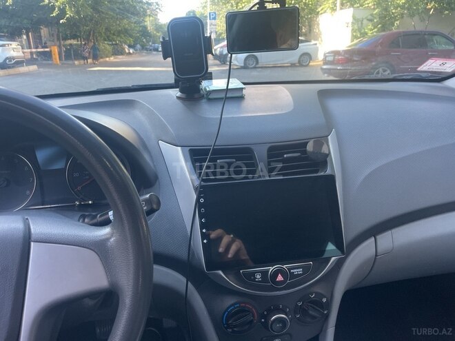 Hyundai Accent-5
