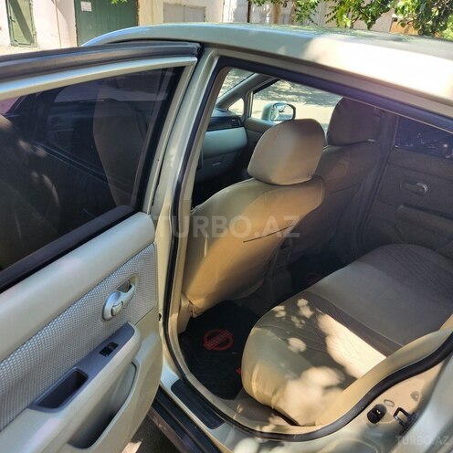 Nissan Tiida-12