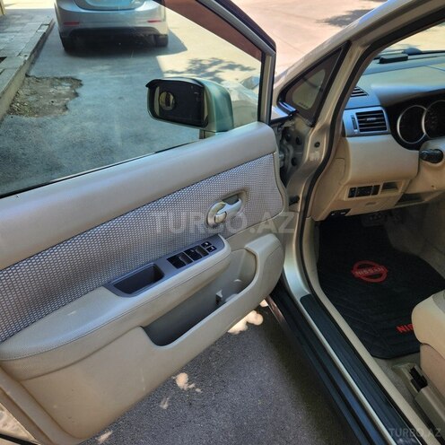 Nissan Tiida-15
