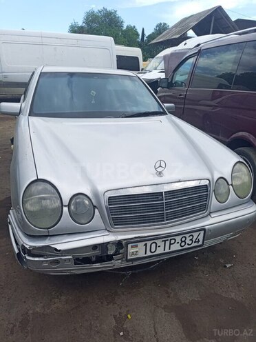 Mercedes E 220-1