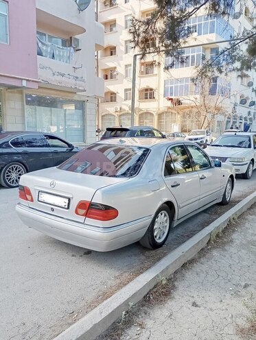 Mercedes E 230-3