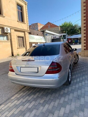 Mercedes E 270-7