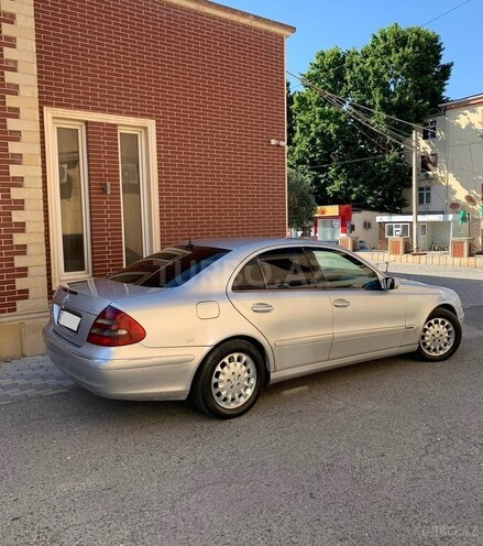 Mercedes E 270-11