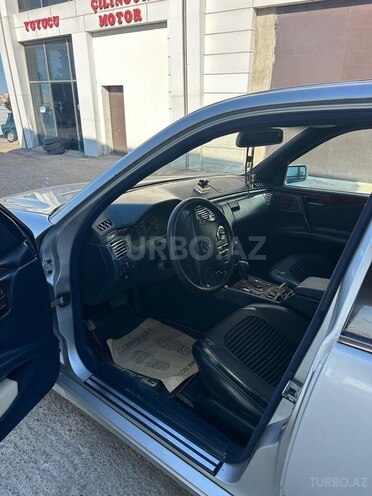Mercedes E 240-8