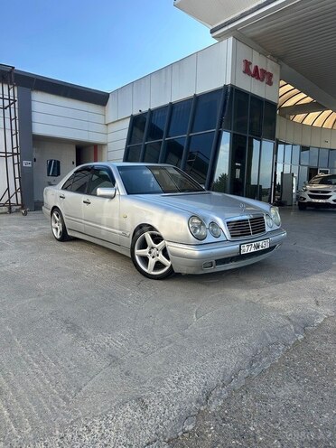 Mercedes E 240-1