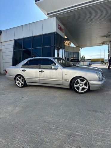 Mercedes E 240-2