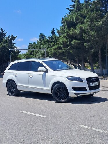 Audi Q7-11