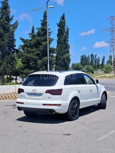 Audi Q7-12