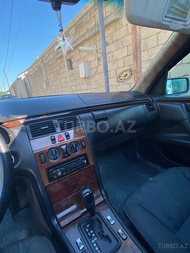 Mercedes E 230-11