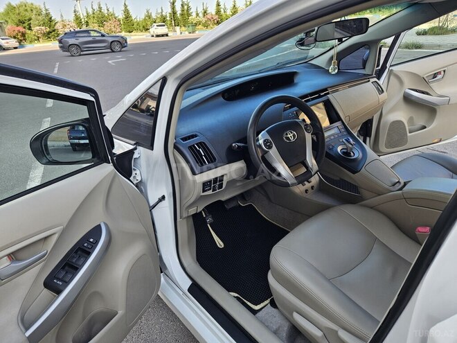 Toyota Prius-13