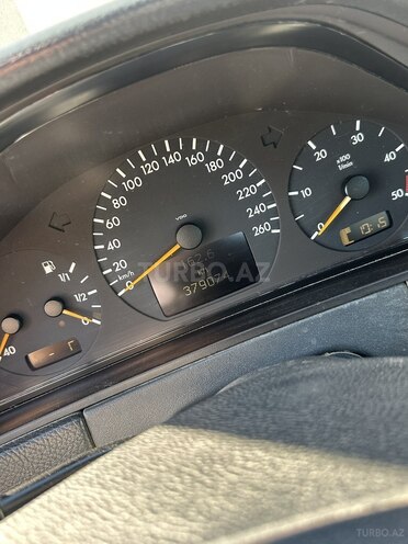 Mercedes E 320-6