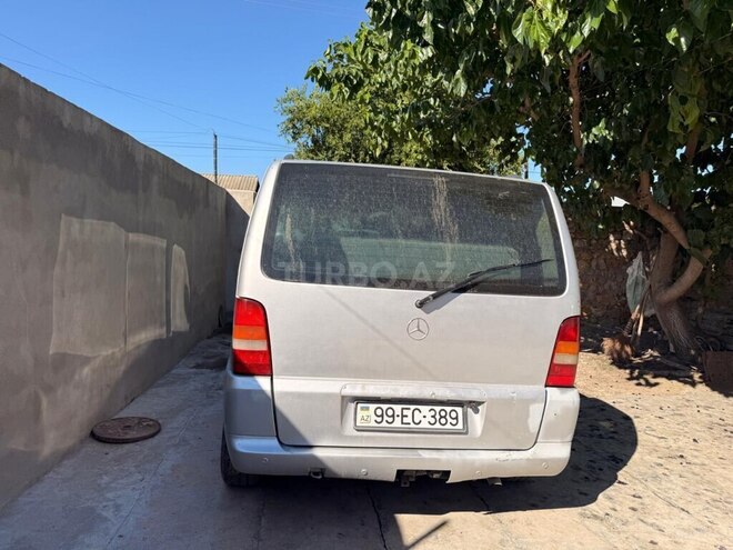Mercedes V 220-2
